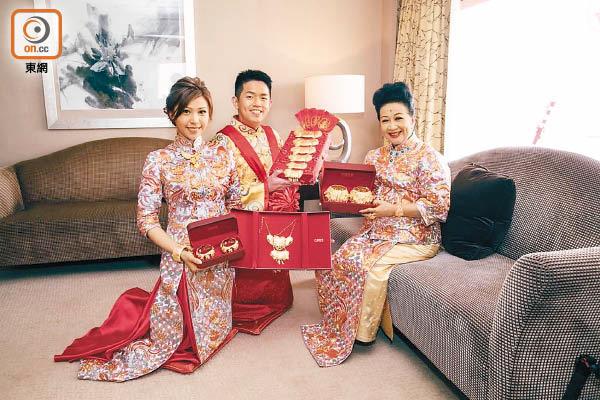 Ngôi sao 24/7: Nghệ sĩ TVB tặng vòng vàng nặng amp;#34;trĩu cổ, trĩu tayamp;#34; cho con dâu trong ngày cưới - 2