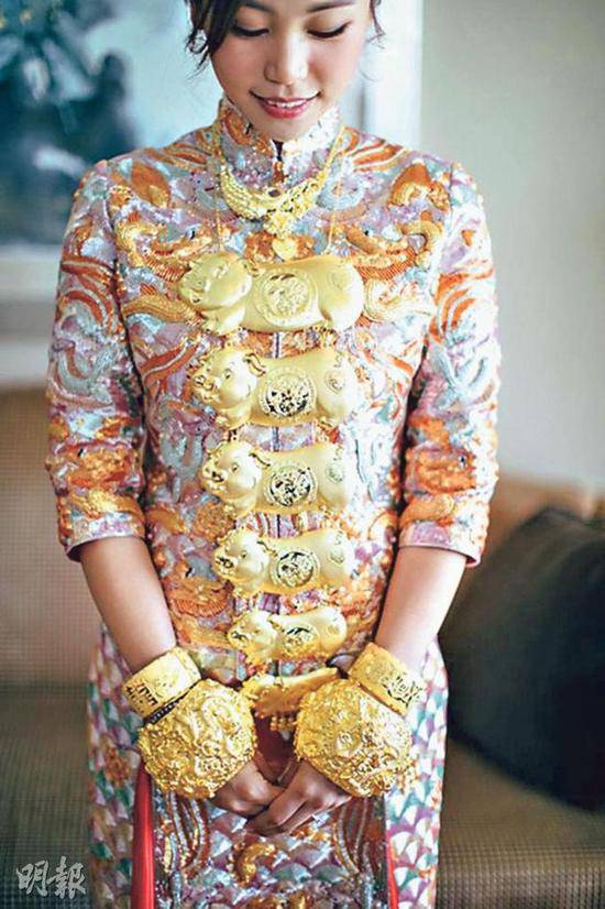 Ngôi sao 24/7: Nghệ sĩ TVB tặng vòng vàng nặng amp;#34;trĩu cổ, trĩu tayamp;#34; cho con dâu trong ngày cưới - 1