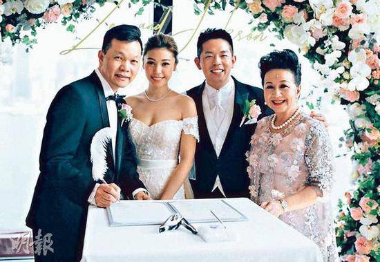 Ngôi sao 24/7: Nghệ sĩ TVB tặng vòng vàng nặng amp;#34;trĩu cổ, trĩu tayamp;#34; cho con dâu trong ngày cưới - 3