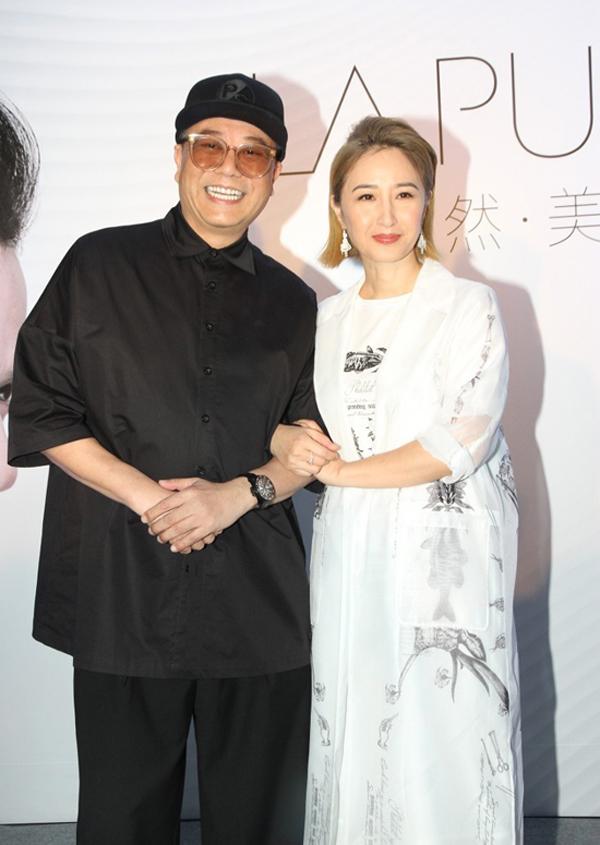 Ngôi sao 24/7: Nghệ sĩ TVB tặng vòng vàng nặng amp;#34;trĩu cổ, trĩu tayamp;#34; cho con dâu trong ngày cưới - 7