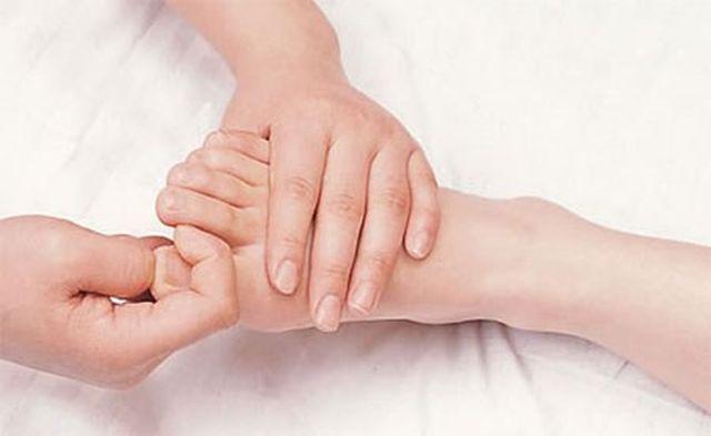 Cậu bé 11 tuổi mắt sưng như trứng, suýt mù vì bố mẹ cho nghịch điện thoại suốt 2 ngày - 6