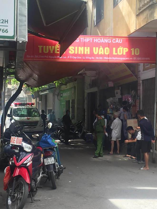 Hà Nội: Phát hiện thi thể bốc mùi nhiều ngày trong phòng tắm trên phố Nguyễn Phúc Lai - 1