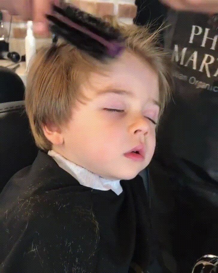 Soái ca nhí đốn tim dân mạng khi đi cắt tóc, bố mẹ bé mới thực sự gây choáng - 1