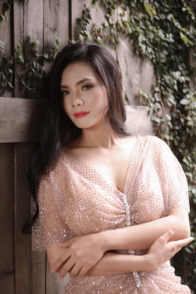 Sao Mai Lương Nguyệt Anh gợi cảm giữa ngàn hoa dưới tiết trời 39 độ - 6