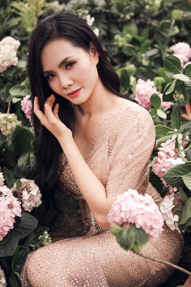 Sao Mai Lương Nguyệt Anh gợi cảm giữa ngàn hoa dưới tiết trời 39 độ - 5