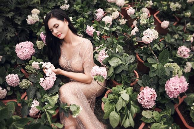 Sao Mai Lương Nguyệt Anh gợi cảm giữa ngàn hoa dưới tiết trời 39 độ - 1