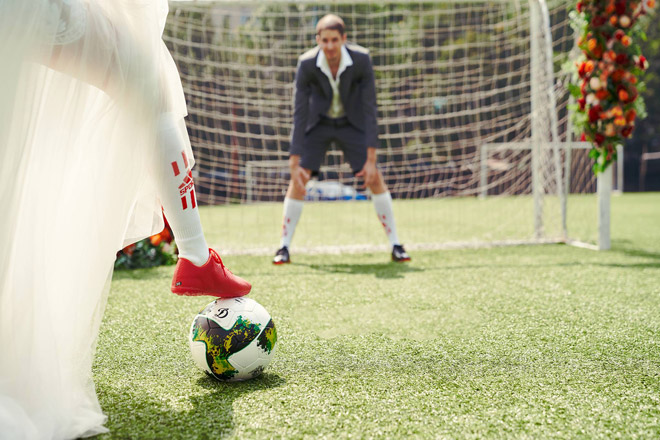 World Cup 2018 cận kề, cặp vợ chồng ra sân cỏ chụp ảnh cưới - 4