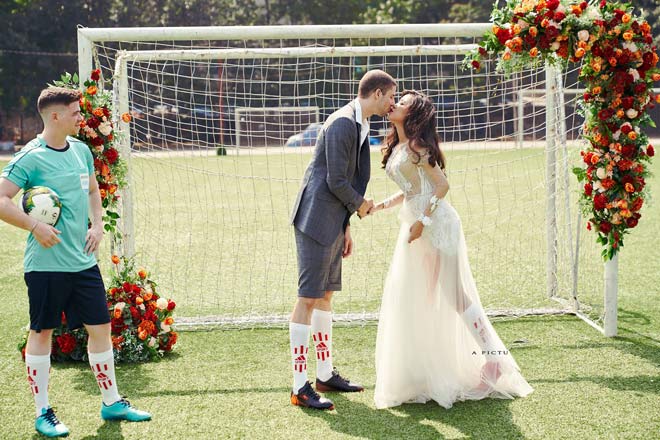 World Cup 2018 cận kề, cặp vợ chồng ra sân cỏ chụp ảnh cưới - 6