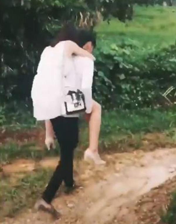 Chàng trai cõng bạn gái đi qua sình lầy tưởng được ngưỡng mộ, ai ngờ bị ném đá dữ dội - 2