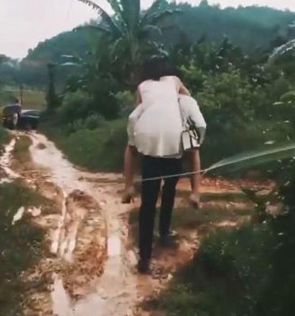 Chàng trai cõng bạn gái đi qua sình lầy tưởng được ngưỡng mộ, ai ngờ bị ném đá dữ dội - 3