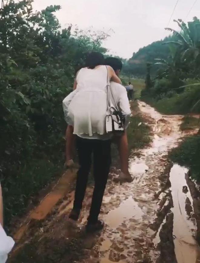 Chàng trai cõng bạn gái đi qua sình lầy tưởng được ngưỡng mộ, ai ngờ bị ném đá dữ dội - 1