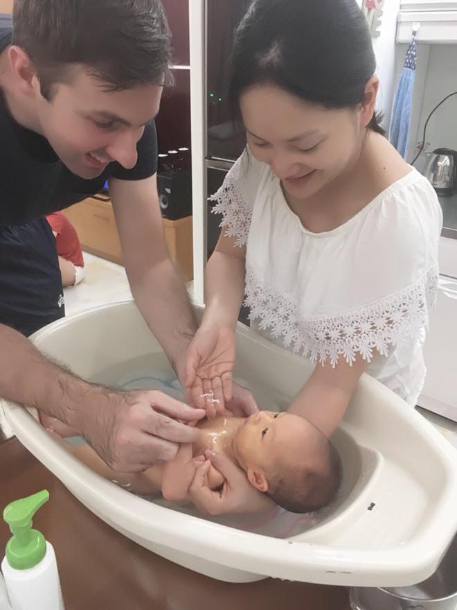 Con gái được 4 tuần tuổi, Lan Phương tâm sự: amp;#34;Một tay bế con, một tay làm mọi việcamp;#34; - 3