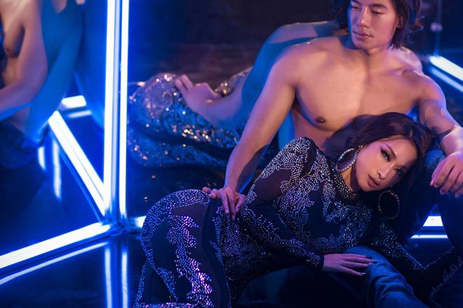 Diễn viên amp;#34;Hương Gaamp;#34; Hiếu Nguyễn cởi trần bên amp;#34;biểu tượng sexy làng mốtamp;#34; Quỳnh Thy - 1