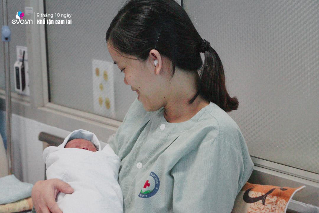 Người cha nghèo run run bế con lần đầu: Chấp nhận xa vợ cả năm, ngày gọi điện 3-4 lần - 5