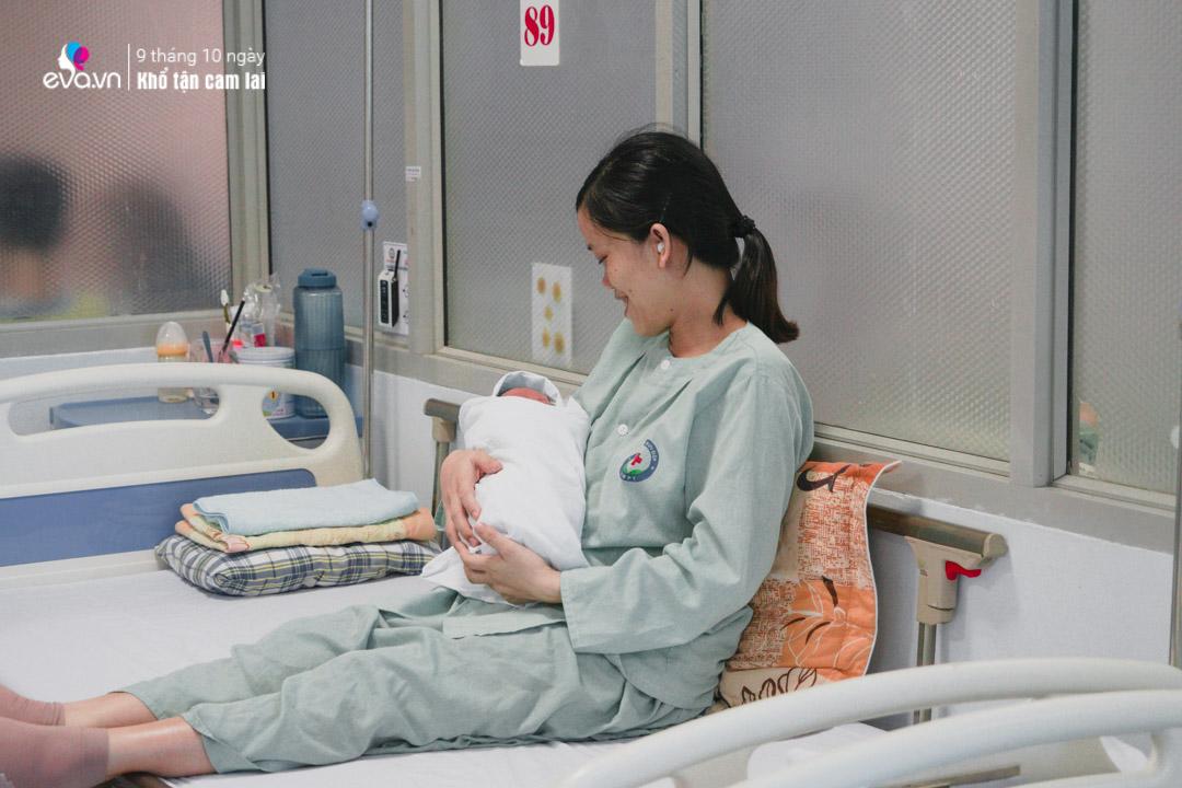 Người cha nghèo run run bế con lần đầu: Chấp nhận xa vợ cả năm, ngày gọi điện 3-4 lần - 3