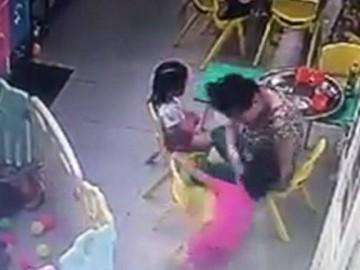 TP.HCM: Phẫn nộ cảnh bảo mẫu vừa cho trẻ ăn vừa tát liên tiếp khiến bé ngã nhào