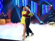 Giải trí - Hoa hậu H'Hen Niê mất kiểm soát, ôm chầm lấy trai đẹp trên sân khấu