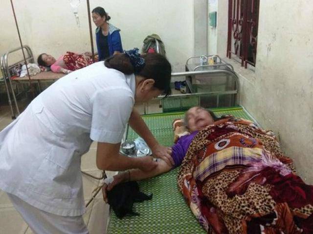 Đang trú mưa giữa đồng, 12 người bất ngờ bị sét đánh trúng