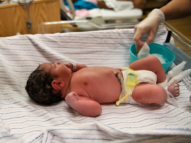 Chảy máu liên tục từ tuần 20 thai kỳ, mẹ sốc nặng khi nhìn thấy con chào đời