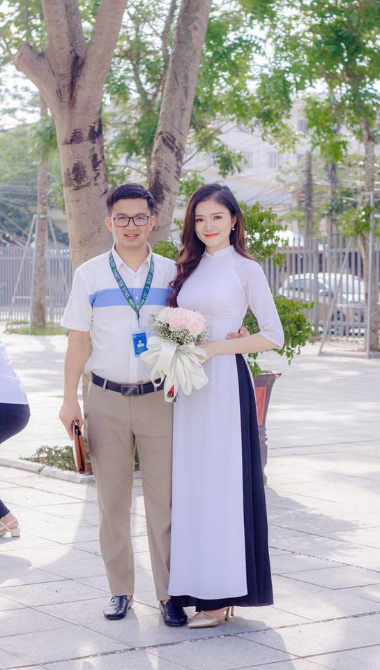 Thầy giáo Đại học Vinh quỳ gối cầu hôn nữ sinh ngày tốt nghiệp gây tranh cãi - 3
