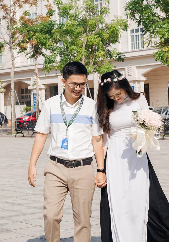 Thầy giáo Đại học Vinh quỳ gối cầu hôn nữ sinh ngày tốt nghiệp gây tranh cãi - 2