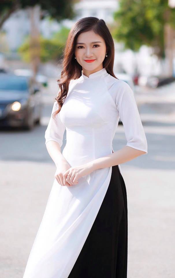 Thầy giáo Đại học Vinh quỳ gối cầu hôn nữ sinh ngày tốt nghiệp gây tranh cãi - 4