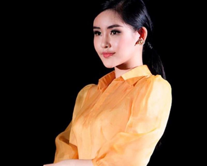 Ngân Anh kém sắc trong một bức ảnh khi kẻ lông mày quá đậm và thấp.
