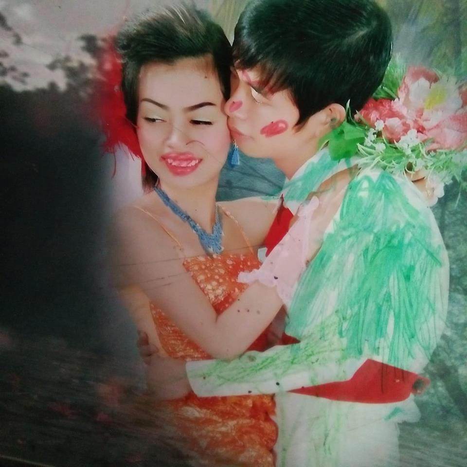 Phát hoảng khi ảnh cưới của bố mẹ bị con lôi ra làm sách tập tô - 3