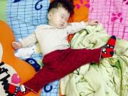 Làm mẹ - Bé gái nằm tư thế "chân không xương" khiến mẹ bỉm sữa sốt rần rần và phải "bái phục"