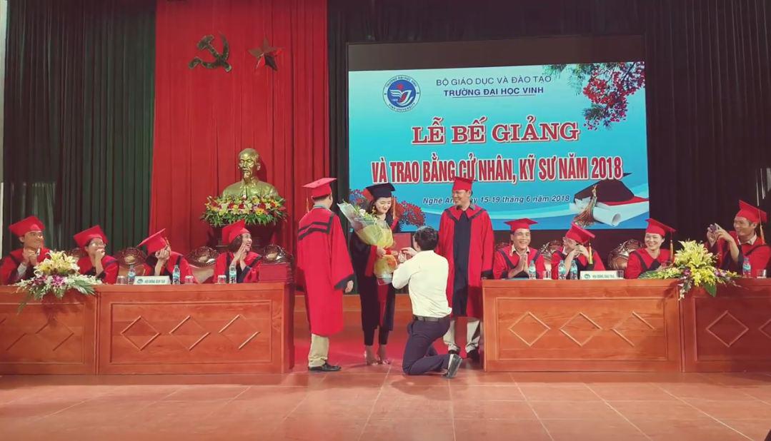 Thầy giáo Đại học Vinh quỳ gối cầu hôn nữ sinh ngày tốt nghiệp gây tranh cãi - 1
