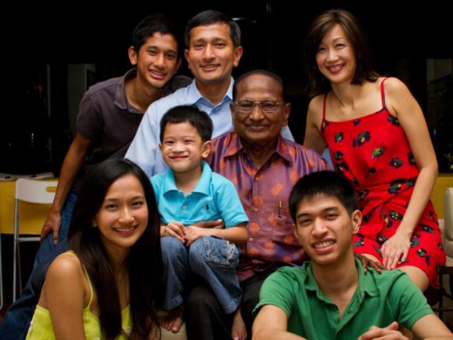 Ngoại trưởng Singapore dạy con trai: Khi hẹn hò với cô gái nào, con hãy nhìn mẹ của cô ấy