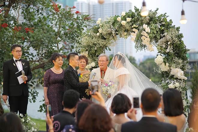 Đám cưới cổ tích của amp;#34;nam thầnamp;#34; chuyển giới Tú Lơ Khơ và nữ doanh nhân hơn 21 tuổi - 6