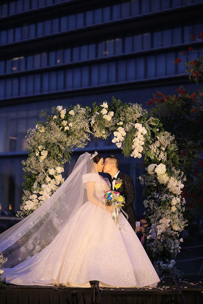 Đám cưới cổ tích của amp;#34;nam thầnamp;#34; chuyển giới Tú Lơ Khơ và nữ doanh nhân hơn 21 tuổi - 2