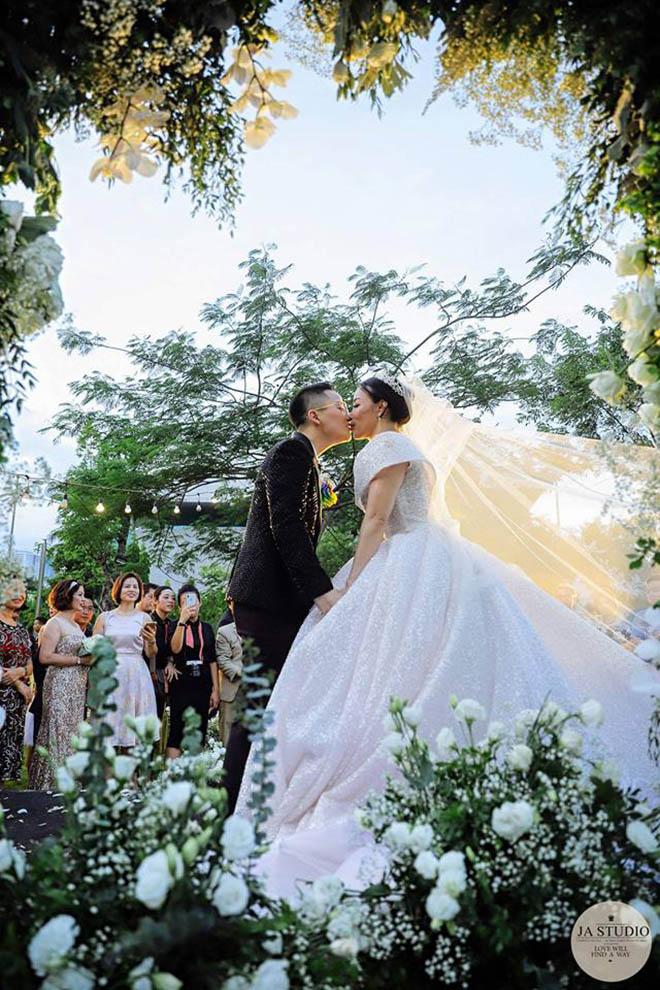 Đám cưới cổ tích của amp;#34;nam thầnamp;#34; chuyển giới Tú Lơ Khơ và nữ doanh nhân hơn 21 tuổi - 12