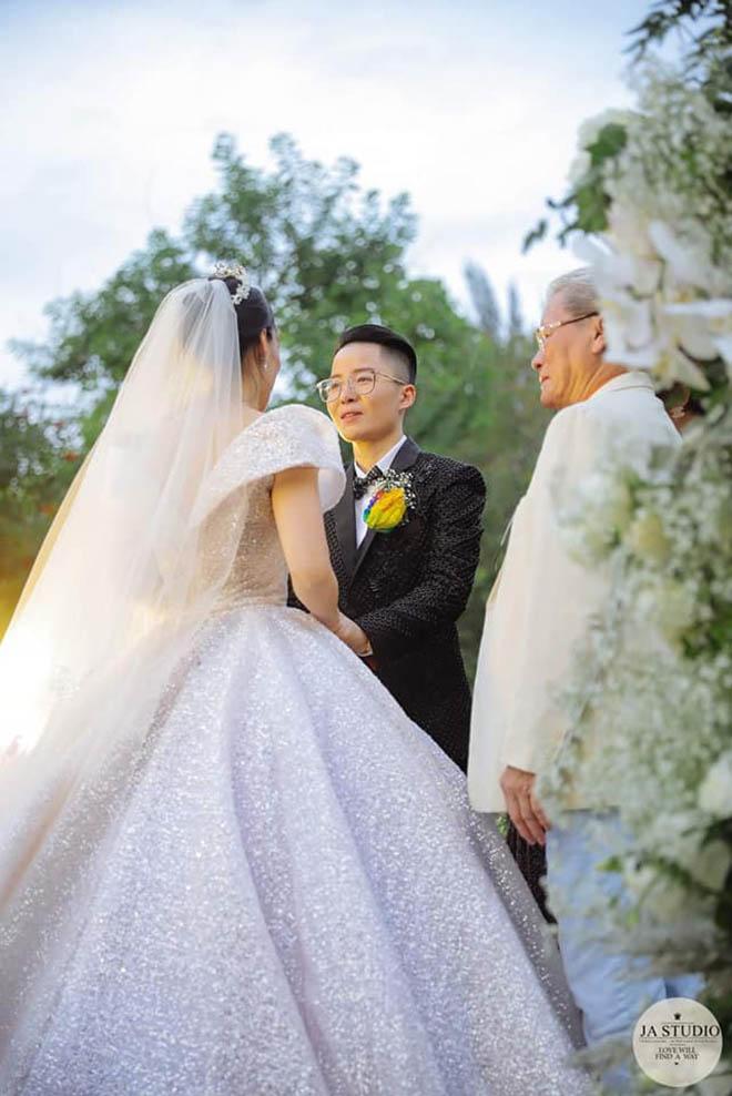 Đám cưới cổ tích của amp;#34;nam thầnamp;#34; chuyển giới Tú Lơ Khơ và nữ doanh nhân hơn 21 tuổi - 15