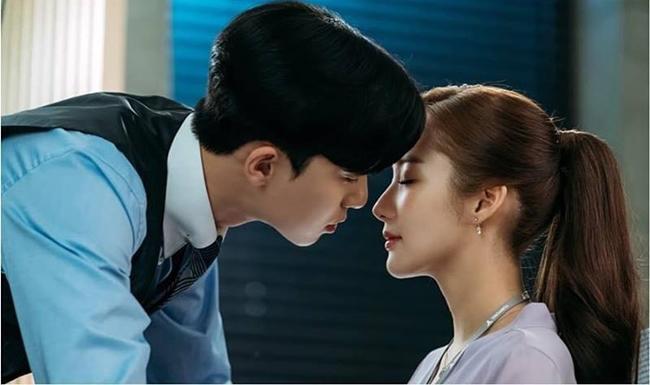 Hồi hộp vì được hôn Park Min Young, sếp amp;#34;cực phẩmamp;#34; gây ra tai nạn amp;#34;dở khóc dở cườiamp;#34; - 1
