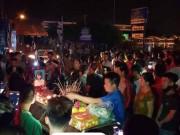 Tin tức - Vụ 2 thiếu nữ tử vong trên cầu ở Hưng Yên: Người thân mang quan tài nạn nhân ra phố