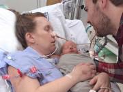 Bà bầu - Chỉ bị cúm khi mang bầu, bà mẹ hoang mang khi hôn mê 2 tuần, tỉnh dậy đã sinh con