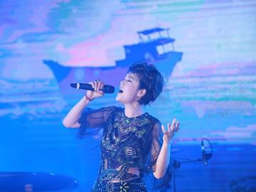 Thu Phương thả hồn mình vào âm nhạc Dương Cầm giữa vịnh Hạ Long