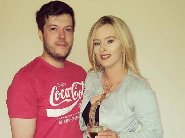 Xem điện thoại của chồng, vợ sốc nặng phát hiện bí mật khiến cô phải gọi ngay cảnh sát