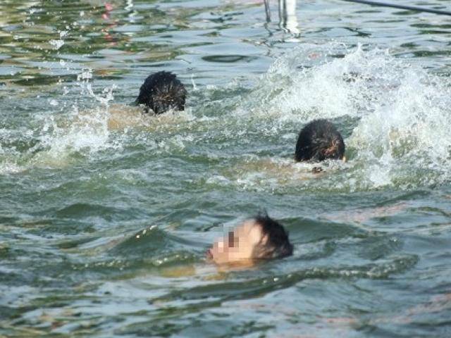 Mẹ đi làm về không thấy con đâu, đau xót tìm ra cả hai con đều chết đuối