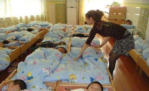 Cậu bé 5 tuổi tử vong sau giấc ngủ trưa, nghe bác sĩ giải thích cô giáo liền ngã khuỵu - 1