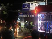 Tin tức - Xe máy bất ngờ bốc cháy ở cửa hàng giữa đêm khuya, chồng chết vợ nguy kịch