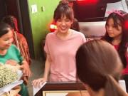 Clip Eva - Được fan tặng tranh chân dung, Hari Won không nhận ra bản thân mình