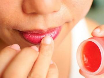 Vượt qua cơn ác mộng môi thâm đen nhờ tự làm son, nguyên liệu dễ kiếm từ tủ bếp