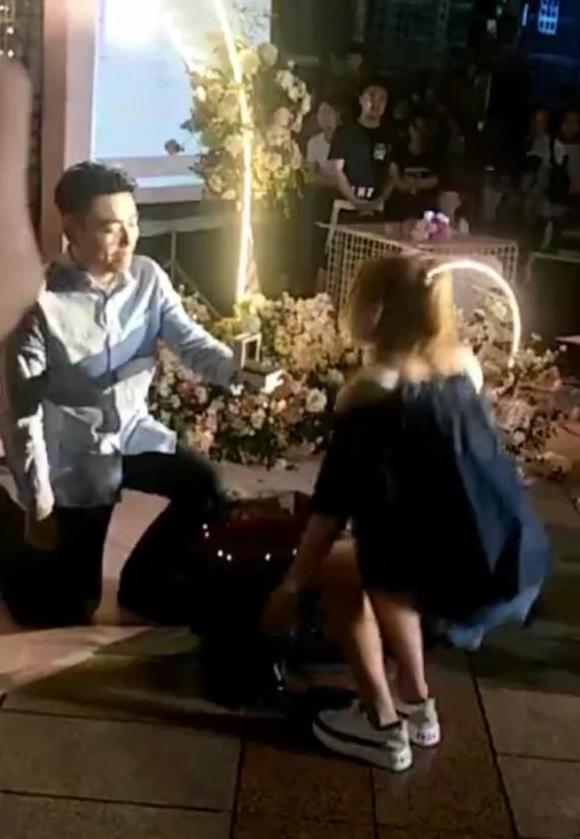 Chia tay sau 7 năm yêu nhau, chàng trai hối hận cầu hôn bạn gái và cái kết bẽ bàng - 1