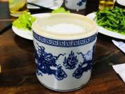 Ngon-bổ-rẻ - Bát cơm niêu của một nhà hàng khiến dân mạng cười bò "thêm cây nhang với quả trứng là đẹp"