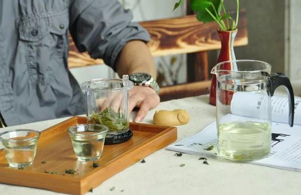 Người đàn ông 2 năm phẫu thuật sỏi thận 4 lần vì đồ uống nhiều người thích dùng buổi sáng - 2