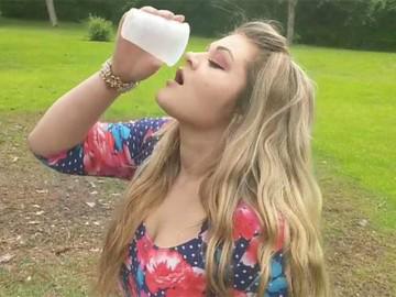 Tá hoả trước màn trị mụn bằng cách... uống nước tiểu chó của cô nàng người Mỹ!