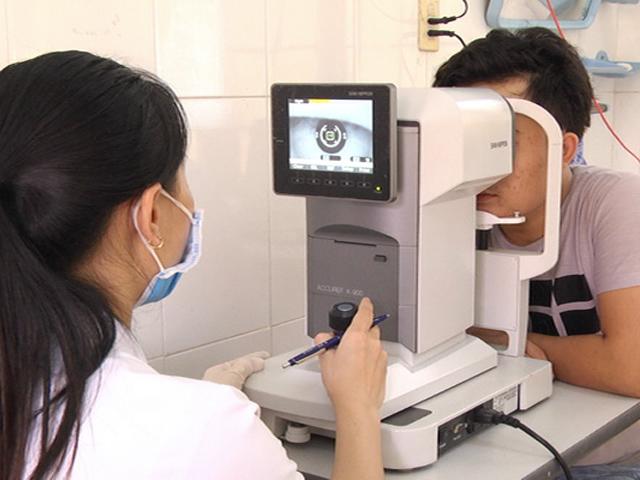 Sáng dậy không mở nổi mắt, nam sinh đi khám liền bị bác sĩ quát vì thói quen tai hại